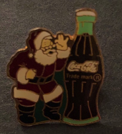 04896-1 € 3,00. coca cola pin kerstman met fles.jpeg